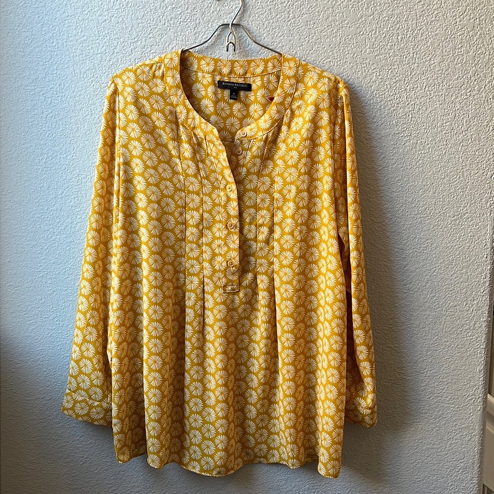 Banana Republic long sleeve tunic in excellent condition. Size M